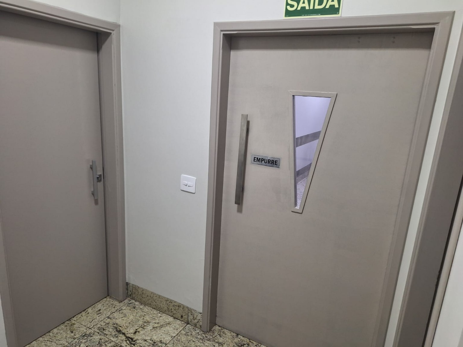 Pintura de portas e ambiente interno