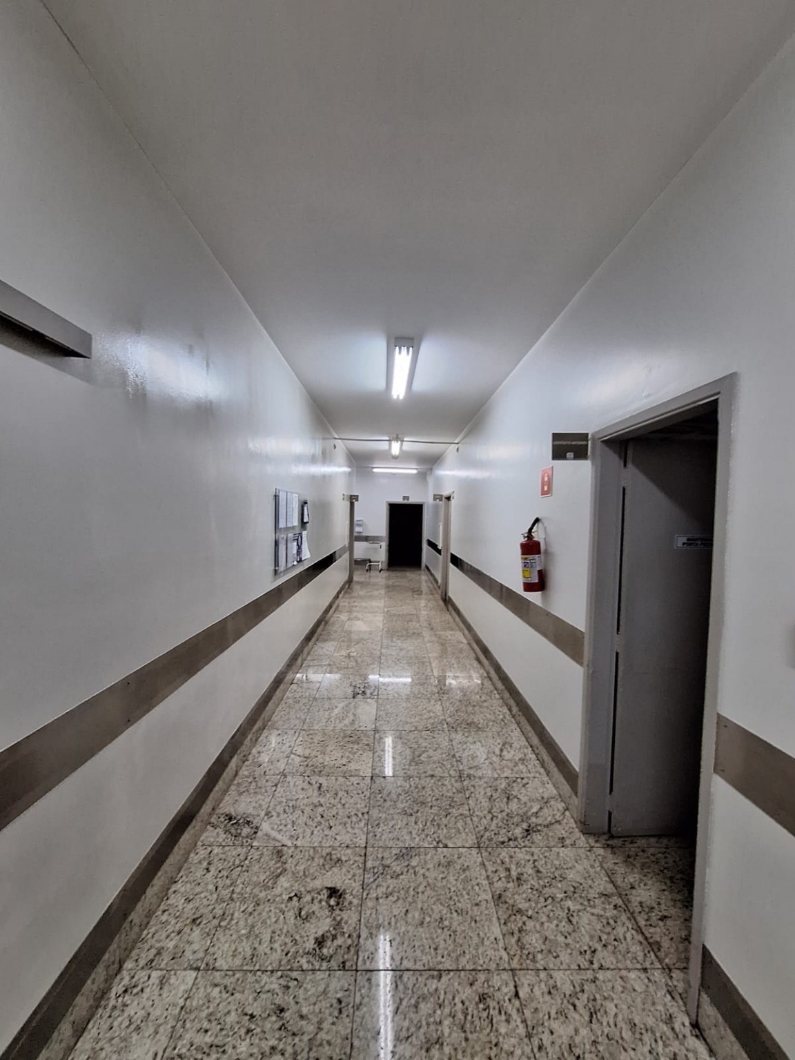 Pintura de corredor e acabamento interno
